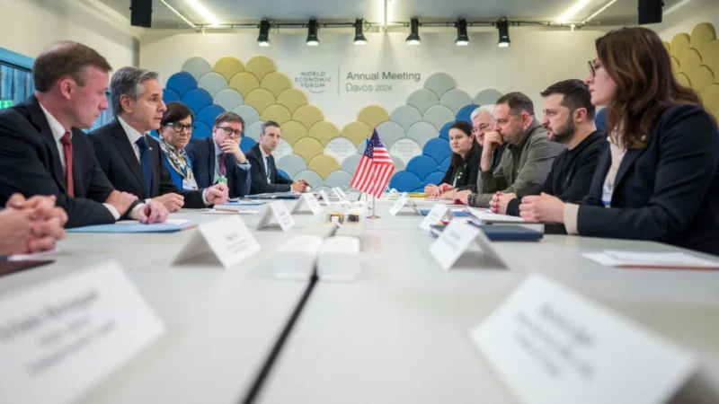 Davos: les États-Unis vont «maintenir» leur «soutien» à l’Ukraine, promet Blinken à Zelensky