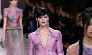 Lire la suite à propos de l’article Giorgio Armani montre des robes chatoyantes sur le podium haute couture à Paris
