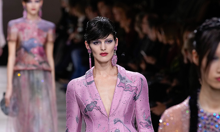 Giorgio Armani montre des robes chatoyantes sur le podium haute couture à Paris