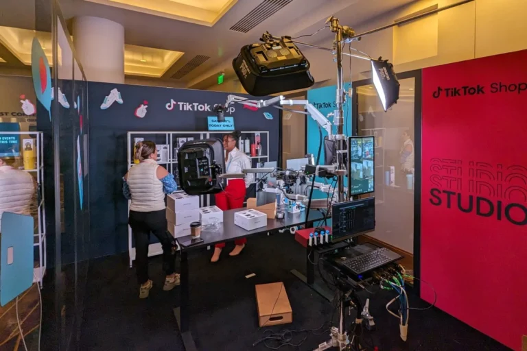 Les médias d’État chinois appellent à la répression des prix trompeurs dans le commerce électronique en directAsi