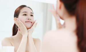 Lire la suite à propos de l’article 5 façons d’utiliser l’eau de rose pour la peau